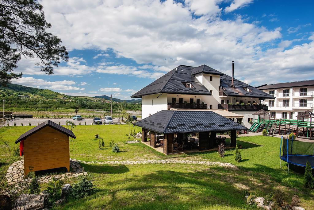 Готель La Conac In Bucovina Ґурагумора Екстер'єр фото